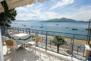 ルトラ・エディプソスにあるGrand Apartmentsの水辺の景色を望むバルコニー(テーブル、椅子付)