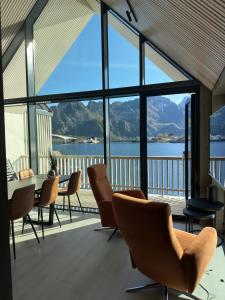 una grande camera con vista sull'acqua e sulle montagne di CornerView Apartment Henningsvær a Henningsvær