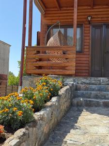 にあるGreen Forest Villaの家の前に花束が飾られている