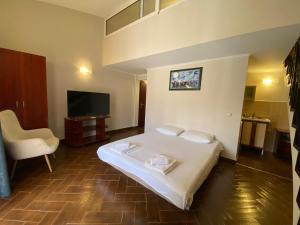 A television and/or entertainment centre at Apartmani Nilaj