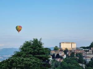 a hot air balloon flying over a city at Bilocale con vista panoramica in Brunate