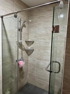 ein Badezimmer mit Dusche mit Glastür in der Unterkunft Luxury Apt in South Jakarta in Jakarta