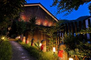 Un grupo de ositos de peluche en un jardín con luces en 城崎温泉お宿白山花まんだら, en Toyooka
