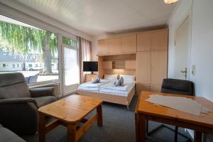 Giường trong phòng chung tại Haus Sonnenwinkel Bungalow 10 +15 ảnh