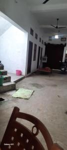 an empty room with a ceiling fan in a garage at Kmp in Mau