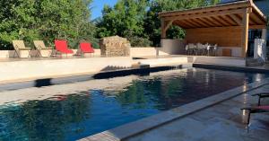 Πισίνα στο ή κοντά στο Chambre d'hôtes avec terrasse privée et accès piscine