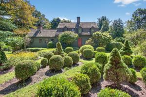 BethelにあるStorybook 330 Year Old Enchanting Estate estateの家の前の球状の庭