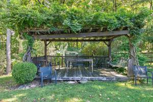 BethelにあるStorybook 330 Year Old Enchanting Estate estateの庭にテーブルと椅子のあるパーゴラ