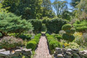 BethelにあるStorybook 330 Year Old Enchanting Estate estateの煉瓦道