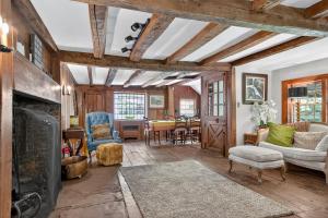 BethelにあるStorybook 330 Year Old Enchanting Estate estateの木製の天井と暖炉のあるリビングルーム +23枚の写真
