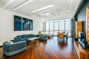 バクーにあるHotel Apartment Nizami streetのソファとテーブルのあるリビングルーム