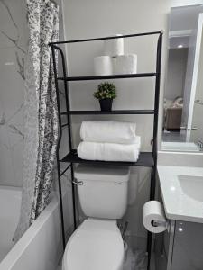 Ένα μπάνιο στο Cozy Basement Suite, SW Calgary