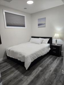 Ένα ή περισσότερα κρεβάτια σε δωμάτιο στο Cozy Basement Suite, SW Calgary +10 φωτογραφίες