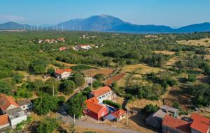 eine Luftaufnahme eines Dorfes mit Bergen im Hintergrund in der Unterkunft Villa Bilanzic - Omis by Villas Guide in Kreševo