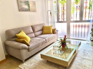 Et opholdsområde på Amplio apartamento 2 Dormitorios 4Pax Decoración moderna + 15 billeder