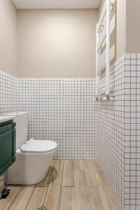 une salle de bain avec toilettes et un mur carrelé dans l'établissement Apartment with Fireplace in Old Tbilisi, à Tbilissi