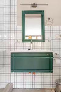 une salle de bain avec un lavabo vert et une fenêtre dans l'établissement Apartment with Fireplace in Old Tbilisi, à Tbilissi