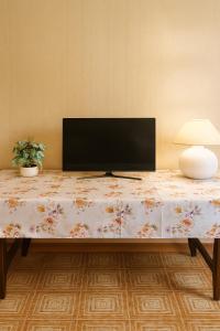 una mesa con un televisor encima en Tina's House, en Cagliari