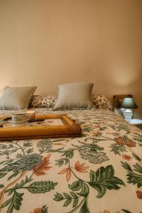 Una cama grande con colcha floral. en Tina's House, en Cagliari 3 fotos más