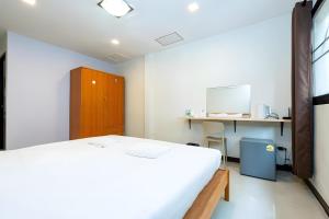 une chambre avec un lit blanc et un bureau dans l'établissement The Hidden Sao Chingcha - ถนนดินสอ xPro, à Bangkok 24 autres photos