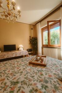 Un dormitorio con una cama con una bandeja encima. en Tina's House, en Cagliari