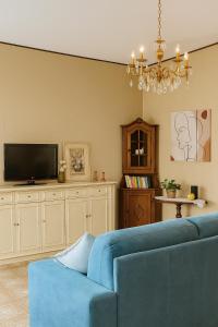 Una sala de estar con un sofá azul y un televisor. en Tina's House, en Cagliari