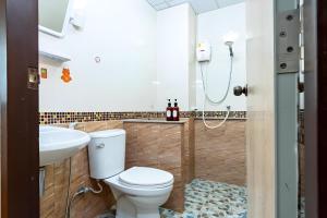 une salle de bains avec toilettes, lavabo et douche dans l'établissement The Hidden Sao Chingcha - ถนนดินสอ xPro, à Bangkok