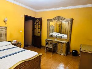 ein Schlafzimmer mit großem Spiegel und Bett in der Unterkunft Cleopatra hostel -埃及艳后 民宿 in Kairo