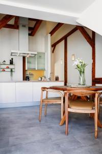 een keuken en eetkamer met een houten tafel en stoelen bij Helles Design-Loft im Zentrum mit Schlossbergblick in Graz