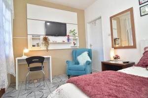 Un dormitorio con una cama, un escritorio y una silla. en Floripa espaço independente com próx Centro e UFSC, en Florianópolis