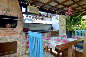 an outdoor kitchen with a table and a stove at Floripa espaço independente com próx Centro e UFSC in Florianópolis