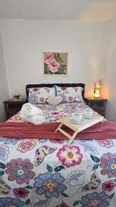 Una cama con una mesa encima en Floripa espaço independente com próx Centro e UFSC, en Florianópolis