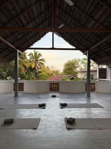 Un grupo de colchonetas de yoga en el suelo de un edificio. en Portobello Guest House, en Mirissa