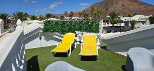 dos sillas amarillas en el techo de una casa en Casa De Nefertiti, en Playa Blanca