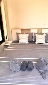 Ένα ή περισσότερα κρεβάτια σε δωμάτιο στο White Pearl 2BR Beachfront House Malibu Seaview