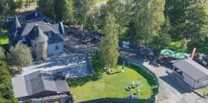 une vue aérienne d'une maison avec une petite cour dans l'établissement Apartamenty Karkonosze U Mirosława - JAGNIĄTKÓW, à Jelenia Góra