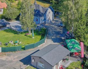 une vue aérienne d'une maison et d'une cour dans l'établissement Apartamenty Karkonosze U Mirosława - JAGNIĄTKÓW, à Jelenia Góra
