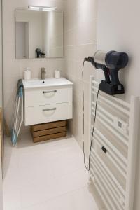 bagno con lavandino e asciugacapelli. di Studio Entièrement Rénové Rue Grande Haute, Sète a Sète