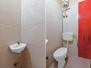 アジメールにあるOYO 85212 Hotel Vaibhavのトイレと洗面台のあるバスルーム +17枚の写真