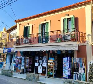 シダリにあるMisemeliのバルコニーと書店のある建物