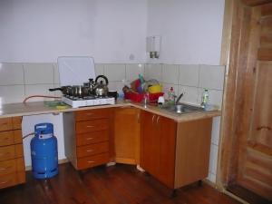 Il comprend une petite cuisine équipée d'un évier et d'une cuisinière. dans l'établissement Mazurska Perła, à Jaśkowo