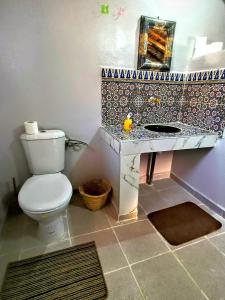 un baño con inodoro y lavabo en Camp Ayour Mhamid, en Mhamid 73 fotos más