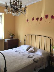 ディアーノ・マリーナにあるCasa Jacopoのベッドルーム1室(壁に赤いポピーが付いたベッド1台付)