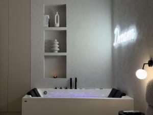 een badkamer met een bad in een kamer bij URBAN APARTMENTS GLOBAL, Jacuzzi, 8th floor No 03, Free Garage, Self Check-in, No deposit in Katowice