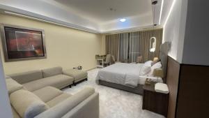 una habitación de hotel con una cama y un sofá en Ajman Executive Stay, en Ajman
