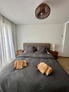 Postel nebo postele na pokoji v ubytování Modern apartment Plage des Nations Pools and sea + 22 fotografií