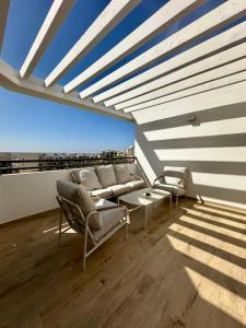 Balkón nebo terasa v ubytování Modern apartment Plage des Nations Pools and sea