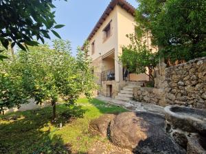 an apple tree in front of a building at "La Casa del Pueblo" - La Vera - AT-CC-00451 in Viandar de la Vera