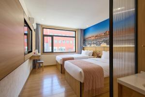 Ένα ή περισσότερα κρεβάτια σε δωμάτιο στο Floral Hotel Beidaihe Migao Intelligent Hotel