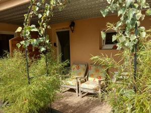 une chaise assise sur le porche d'une maison dans l'établissement Studio meublé indépendant tout confort classé 2**, à Aubenas